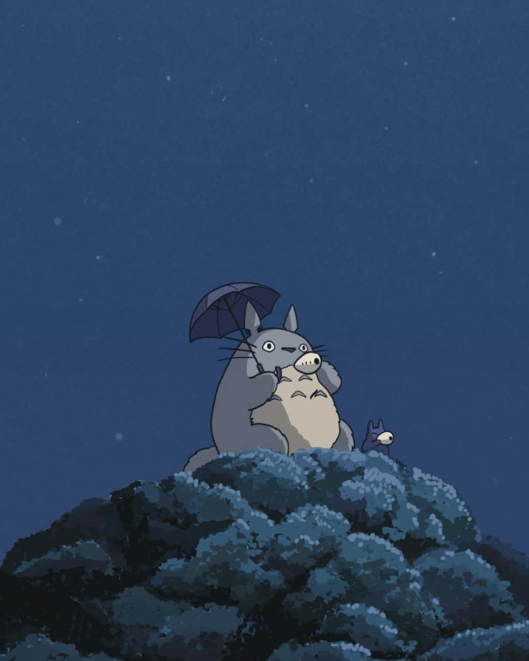 龍貓在星空下長滿青苔的山丘上撐傘，旁邊有小夥伴