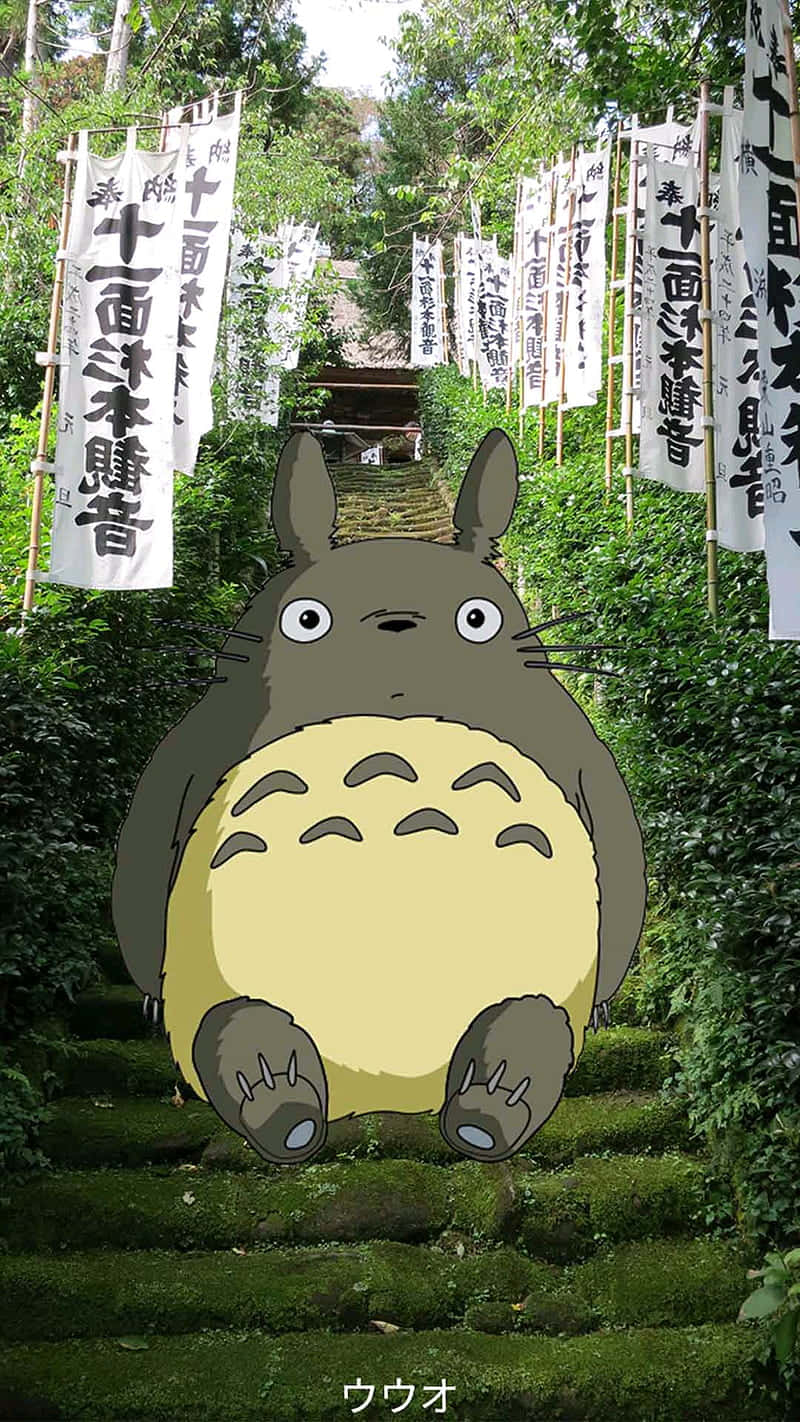 龍貓坐在森林中長滿青苔的階梯上，旁邊有日本旗幟