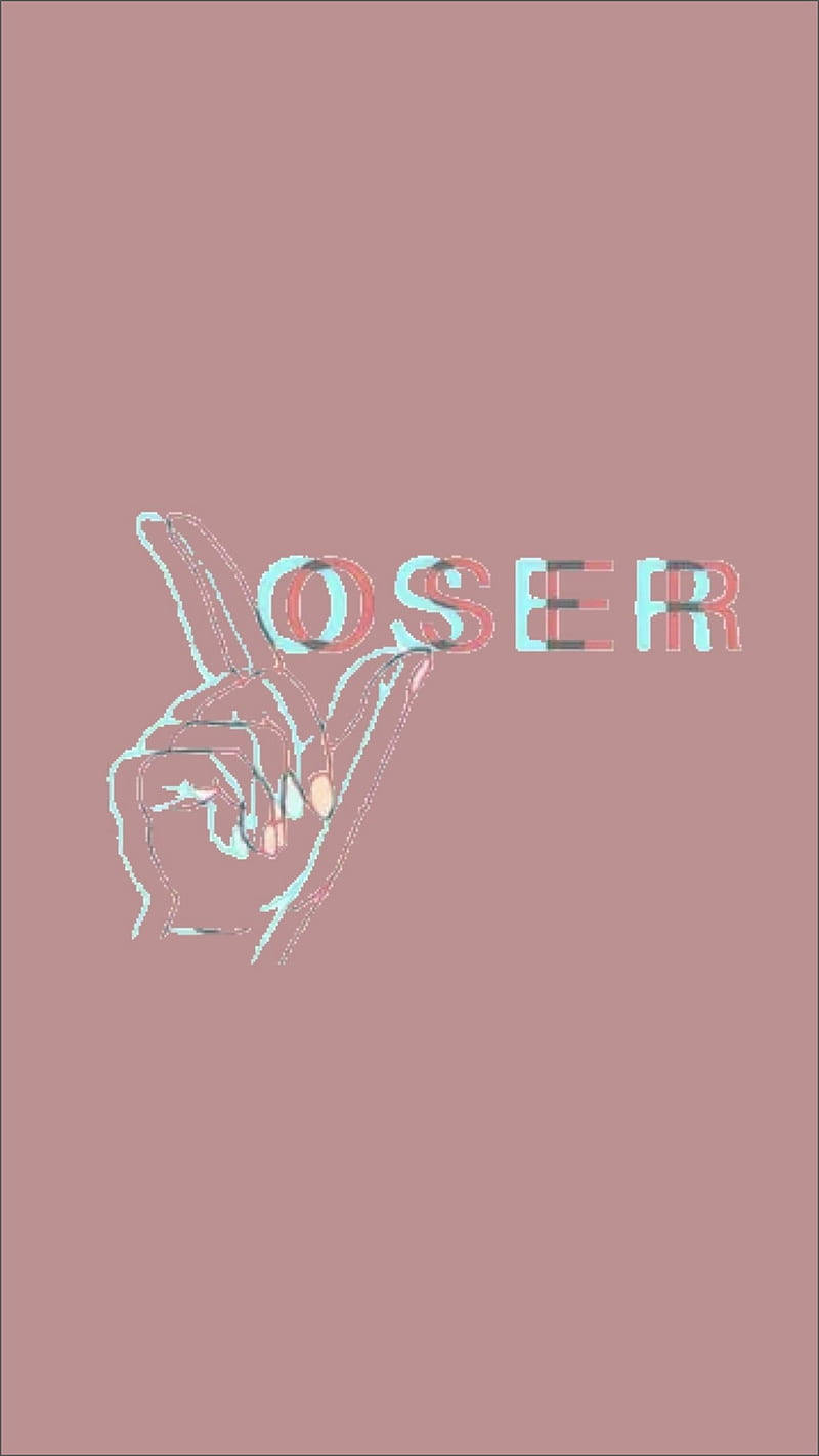 在粉紅色背景上帶有故障文字「OSER」的手勢