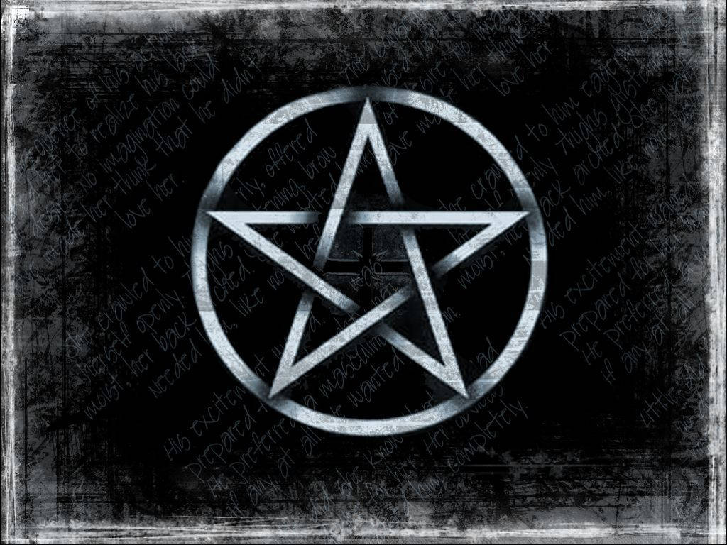 一個銀色五角星在圓圈內，背景為深色粗糙，帶有褪色的手寫文字。 — 威卡巫師 壁紙