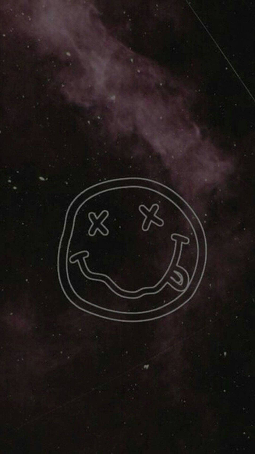 一個簡單的白色笑臉，X形眼睛，以深紫色星空為背景。