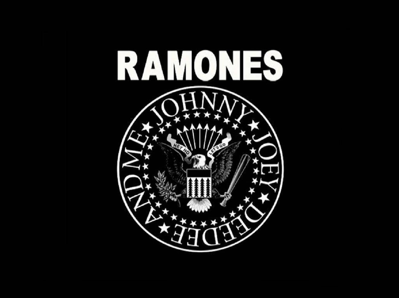 Ramones 樂隊標誌，帶有鷹和成員名字，白色在黑色上。