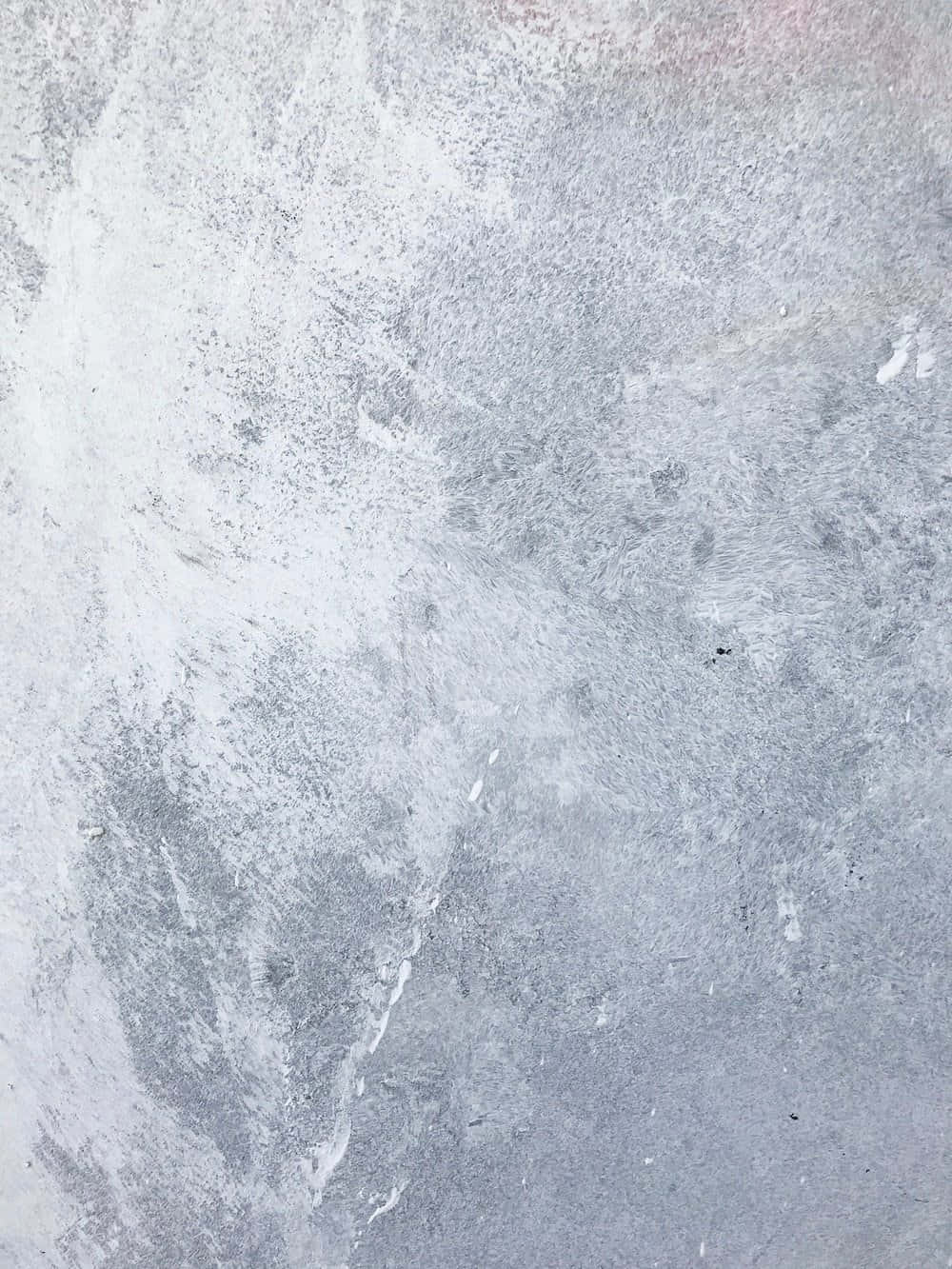龐克灰色混凝土紋理圖 壁紙 — 風化混凝土牆的特寫，帶有灰色和白色條紋，上角有微妙的粉紅色調。