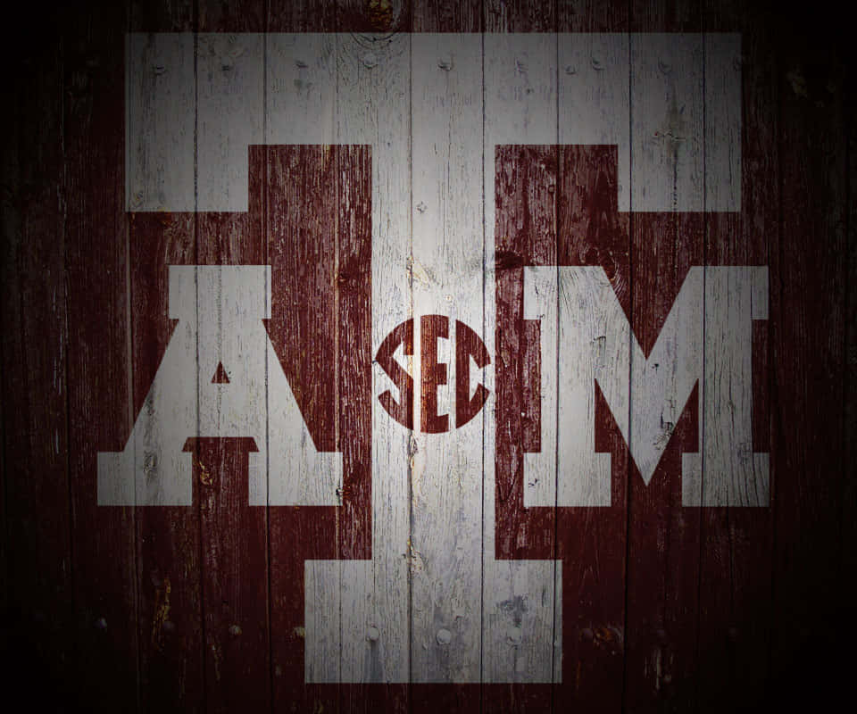 Texas A&M SEC 標誌繪於風化木牆上。