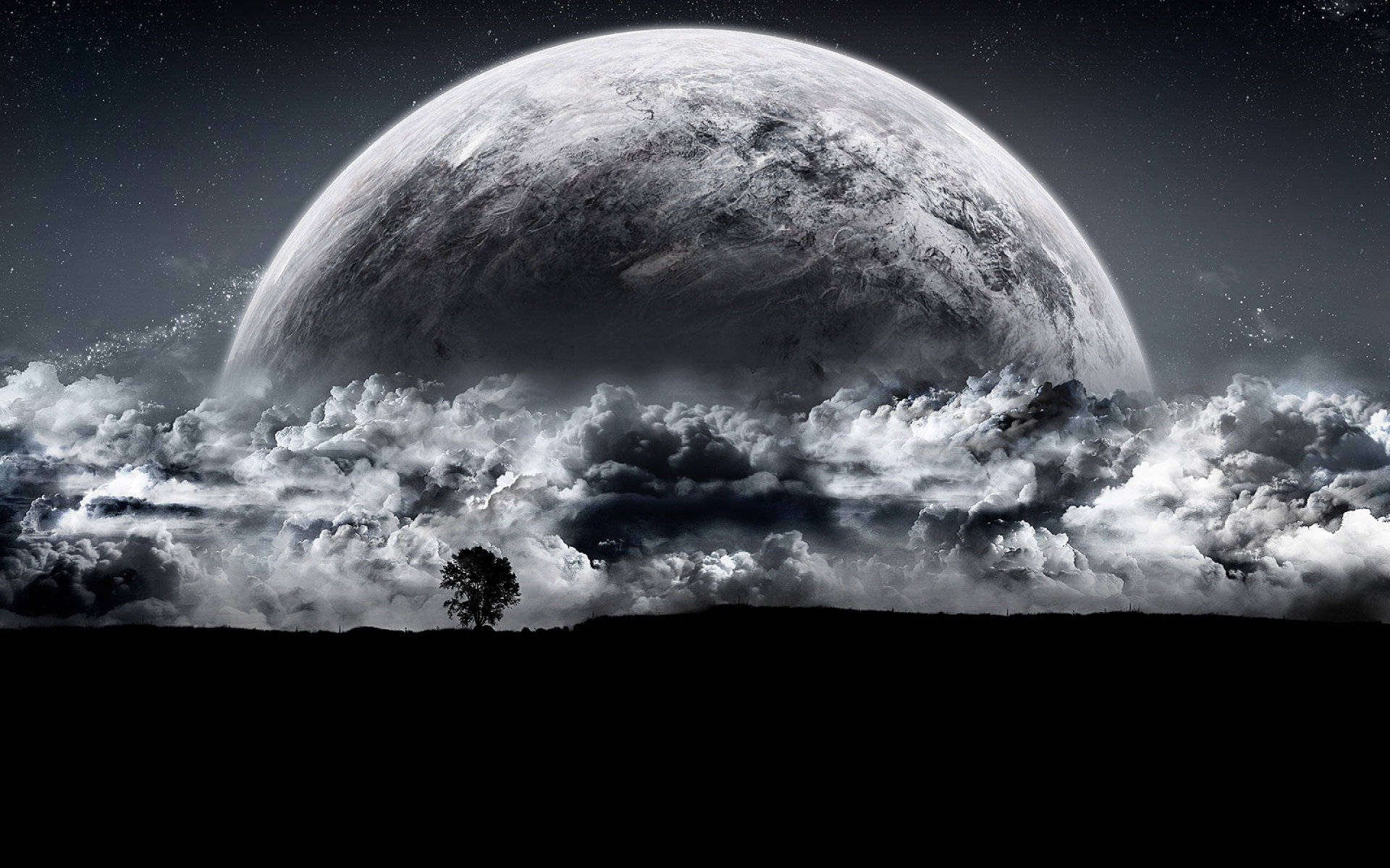 一棵孤樹的剪影，襯托著夜間穿過暴風雲升起的巨大月亮。