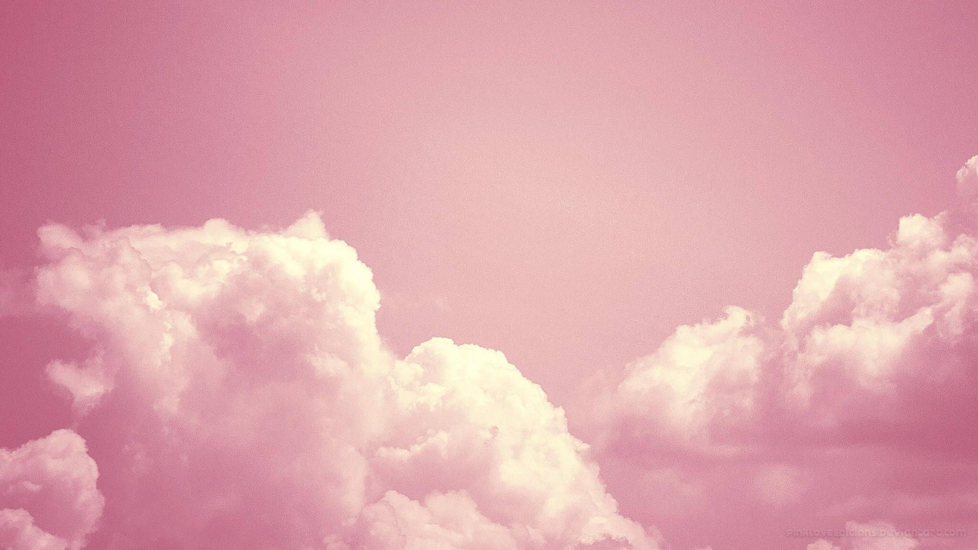 龐大雲朵桌面 壁紙 — 柔軟如棉的雲朵在夢幻粉紅色的天空中飄浮，構成寧靜的粉彩天空場景。