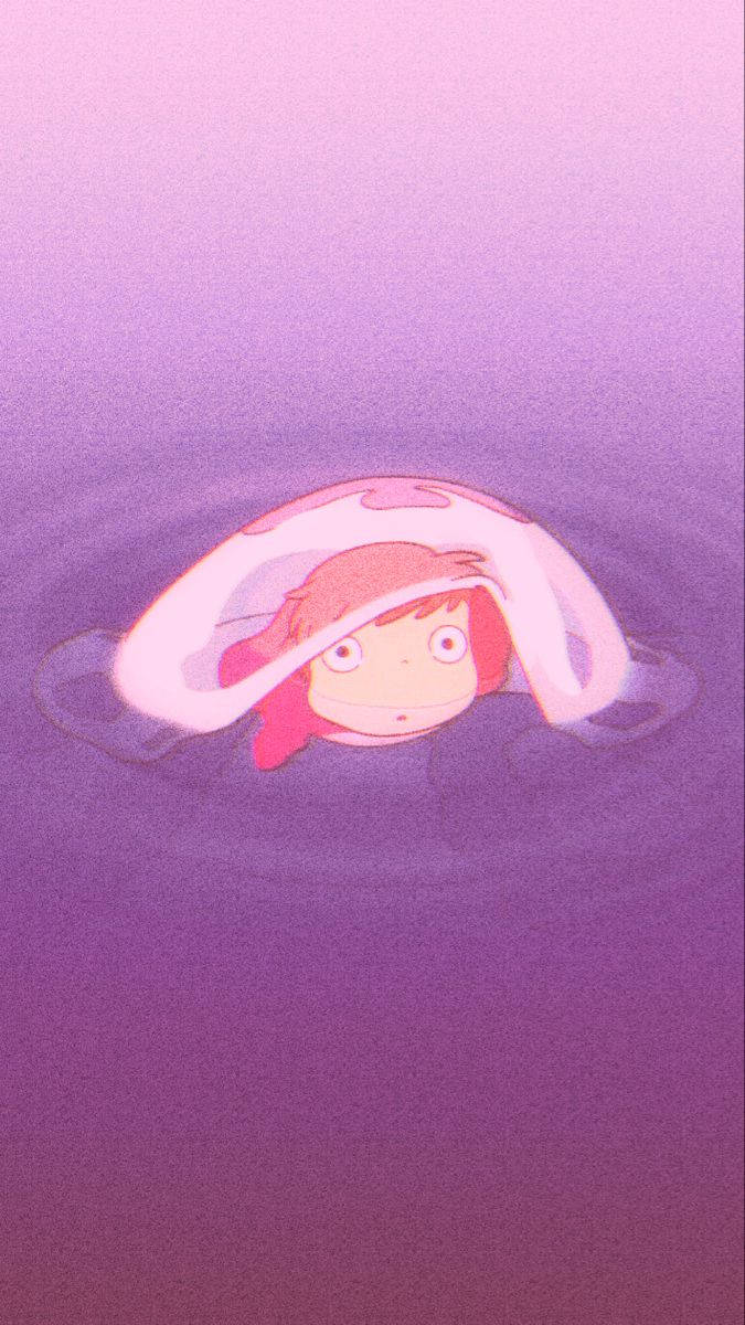 龜鰭紫色背景 壁紙 — 一個紅髮小女孩穿著白色連帽雨衣，從紫色水波紋中探出頭來。