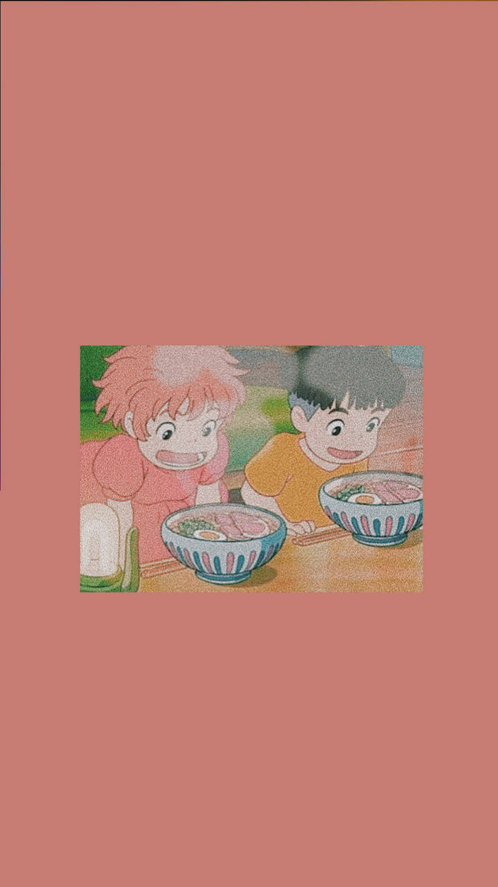 龜鰭與宗介共食拉麵 壁紙 — 兩個開心的動畫小孩在木桌上愉快地吃拉麵碗。