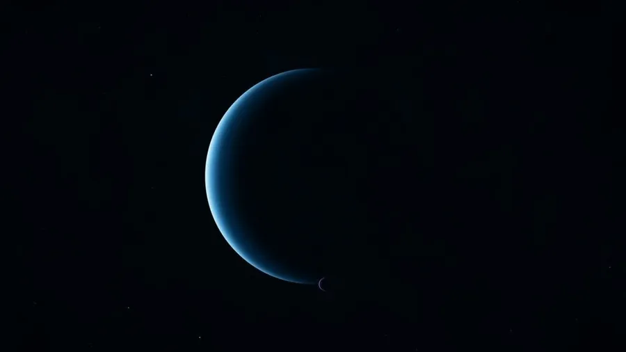 一顆新月形藍色行星,在黑暗背景下太空中有一顆小衛星。