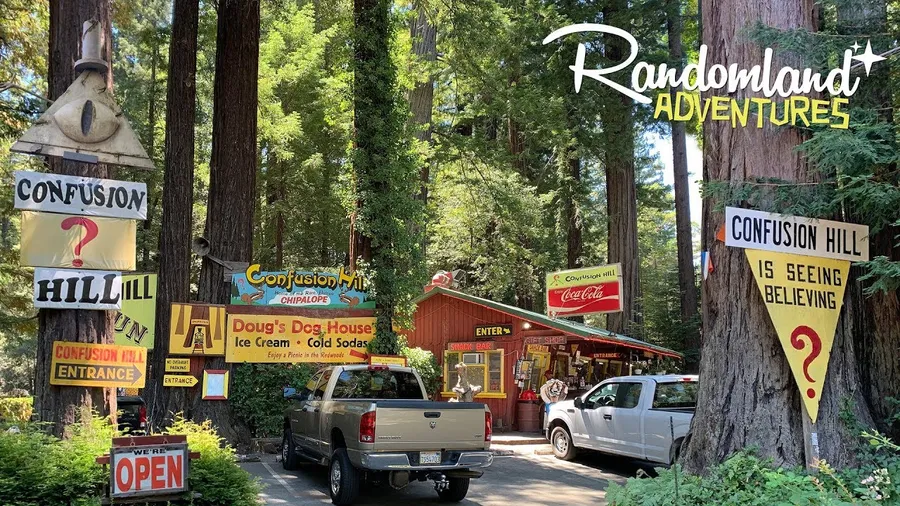 Confusion Hill 路邊景點,在紅杉林中有色彩繽紛的標誌和停泊的卡車。
