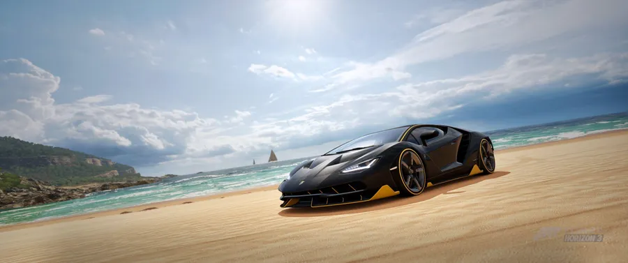 黑色林寶堅尼 Centenario 在沙灘上,背景有海洋和帆船。