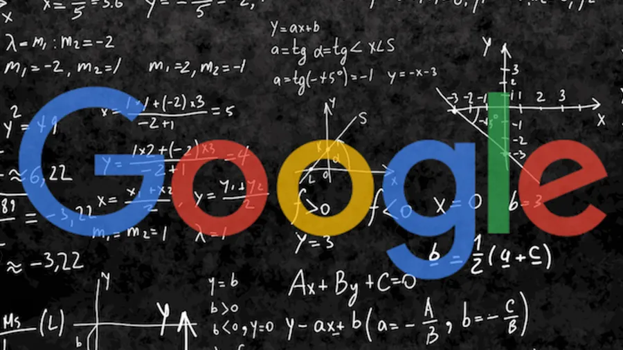 Google 標誌在一個覆蓋著數學方程式和圖表的黑板上。