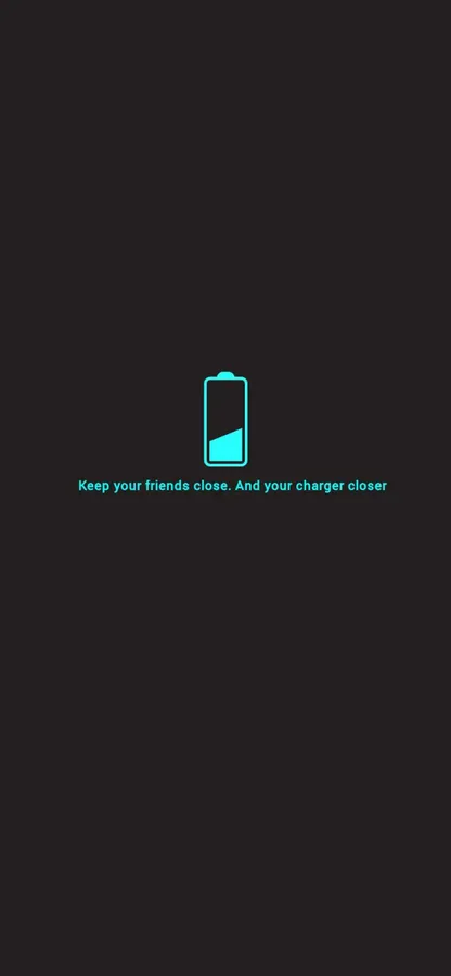 深色背景上的青色電池圖標與文字