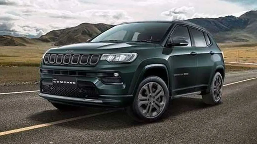 深綠色Jeep Compass SUV在山路上,背景為陰天。