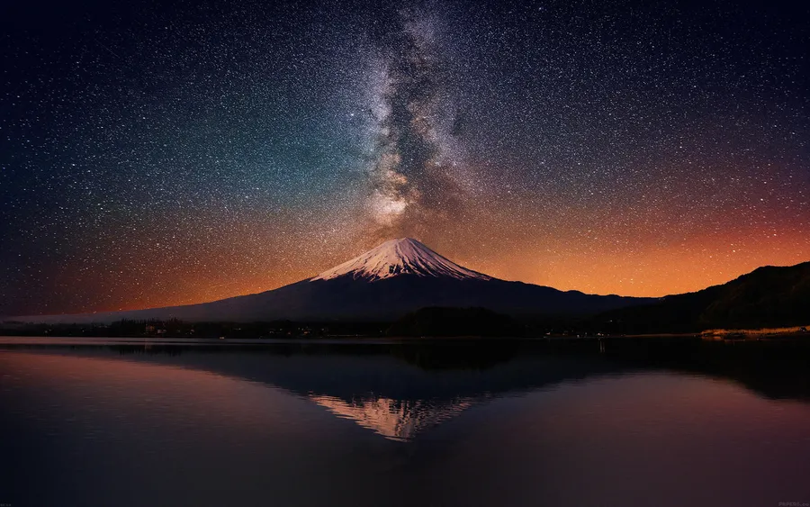 富士山在銀河下,夜間完美水面倒影