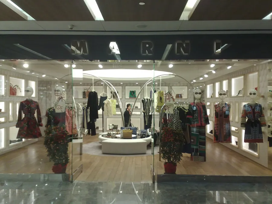 Marini 時裝店內部,有人體模型和服裝展示。