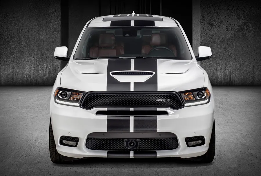 白色 Dodge Ram SRT 帶黑色賽車條紋,位於混凝土車庫。