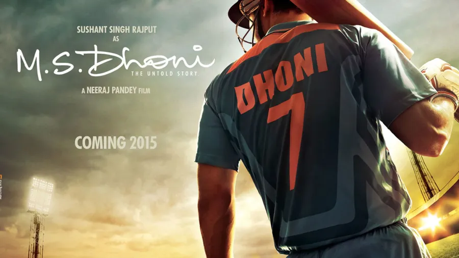 穿著Dhoni 7球衣的板球運動員在日落體育場手持球棒