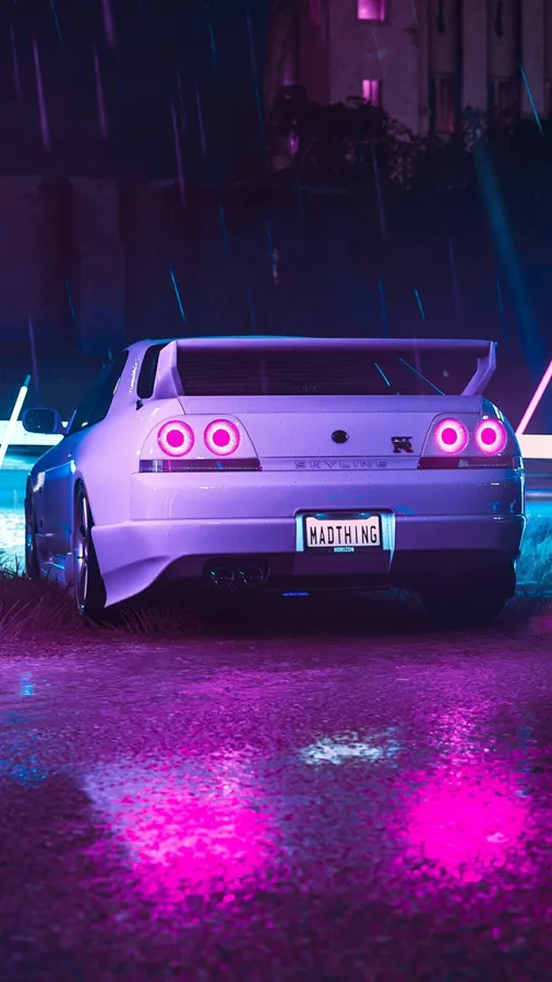 白色跑車在雨夜街道上閃爍著粉紅色燈光。