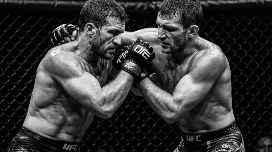 兩名MMA拳手在UFC八角籠內交戰。