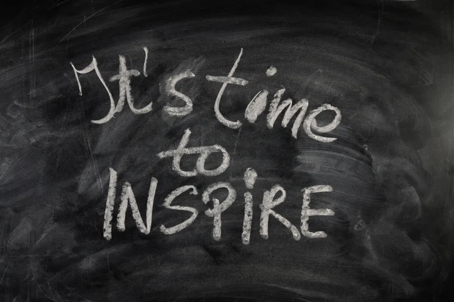 黑板上粉筆寫著 It's time to INSPIRE
