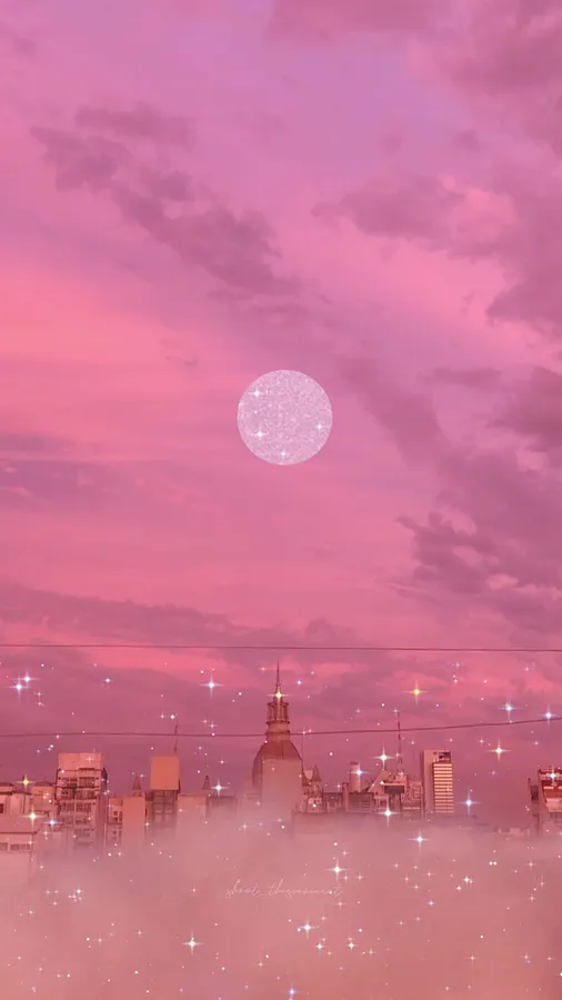 黃昏時分,霧氣籠罩的城市天際線上方,閃爍的月亮和星星點綴著粉紅色的天空。