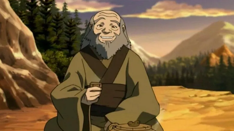 一位老僧侶在山林中微笑著拿著杯子。