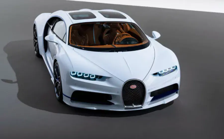 白色Bugatti Chiron跑車,藍色燈光和橙色內飾,灰色地板。