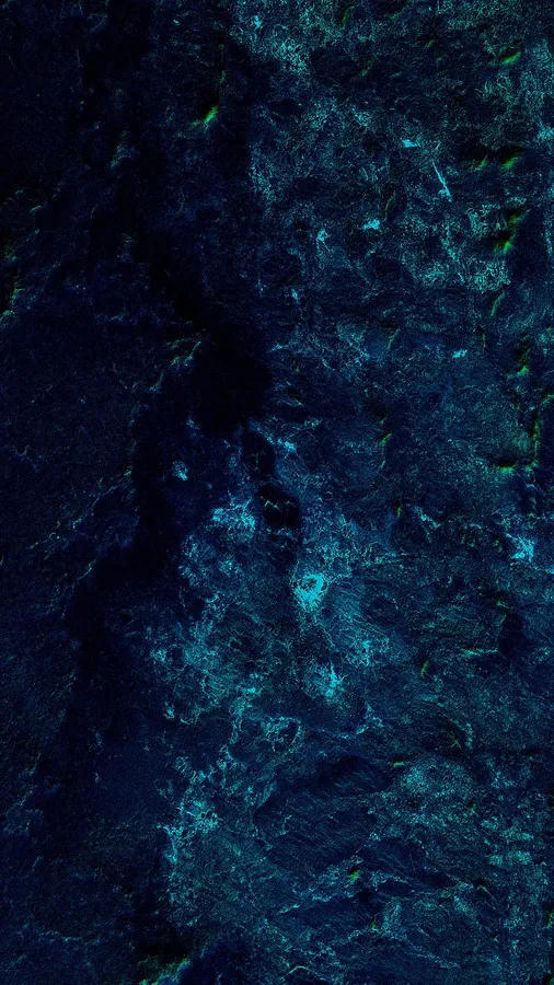 暗色海水帶有發光青綠色生物發光漩渦。