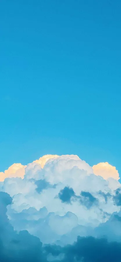 日出時,清澈藍天中閃耀的雲朵。