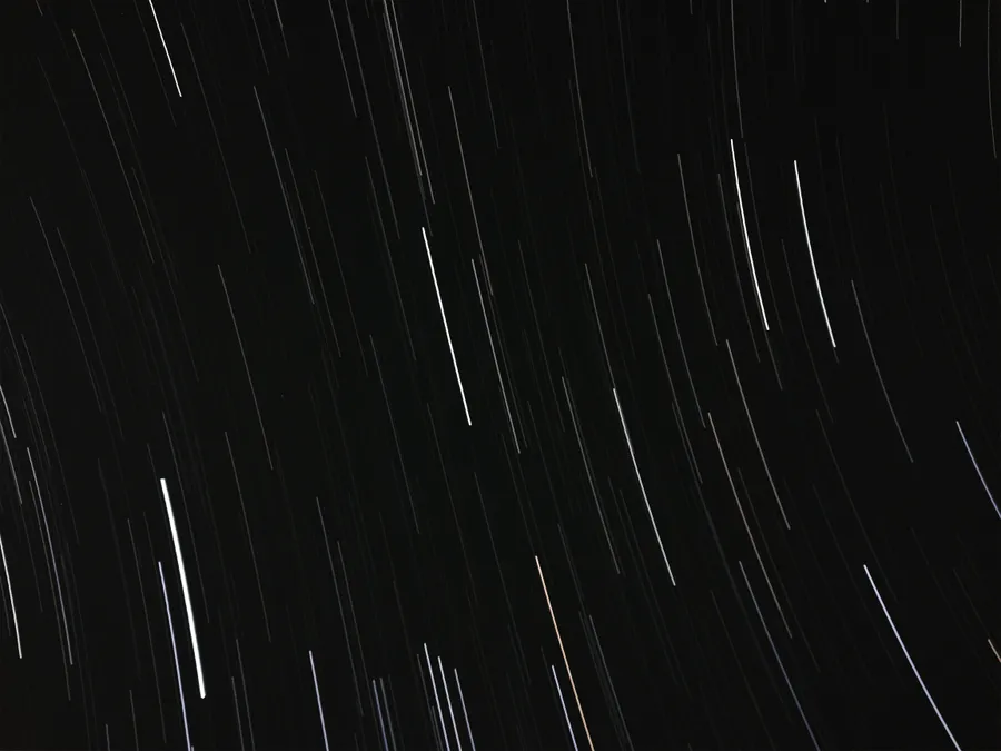 星軌在黑色夜空中劃過的長時間曝光照片。
