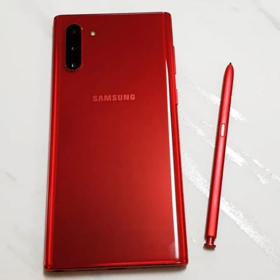 紅色Samsung手機和觸控筆在白色大理石背景上