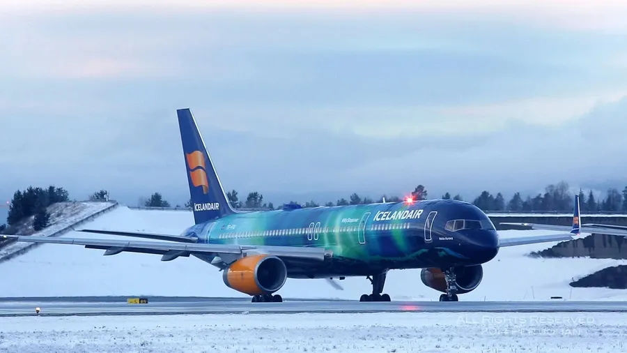 冰島航空飛機帶有極光塗裝在積雪跑道