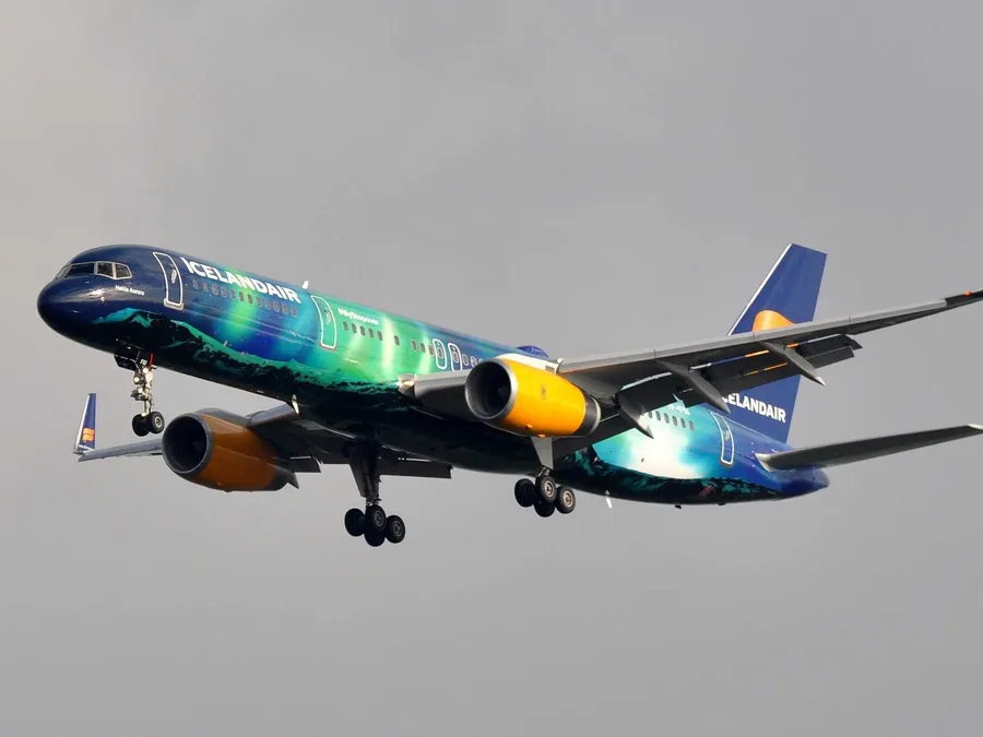 冰島航空極光設計飛機在多雲天空下降落