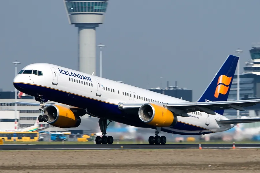 冰島航空飛機在跑道上,背景有控制塔