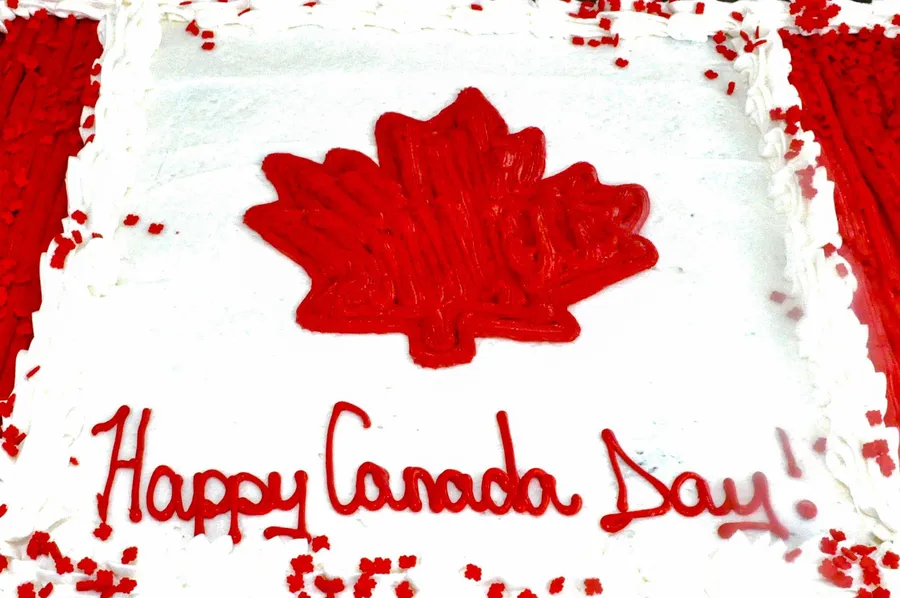 以加拿大國旗為主題的蛋糕,帶有紅色楓葉和Happy Canada Day訊息。