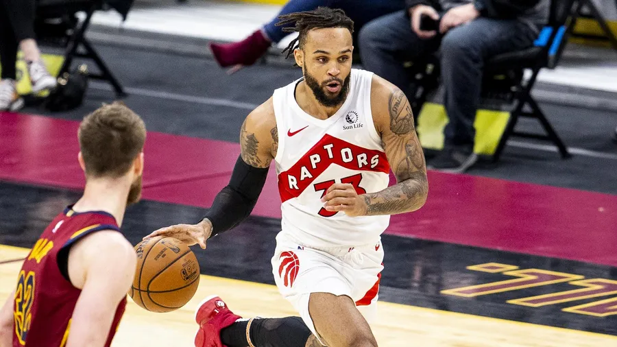 多倫多速龍隊籃球運動員在比賽中運球。