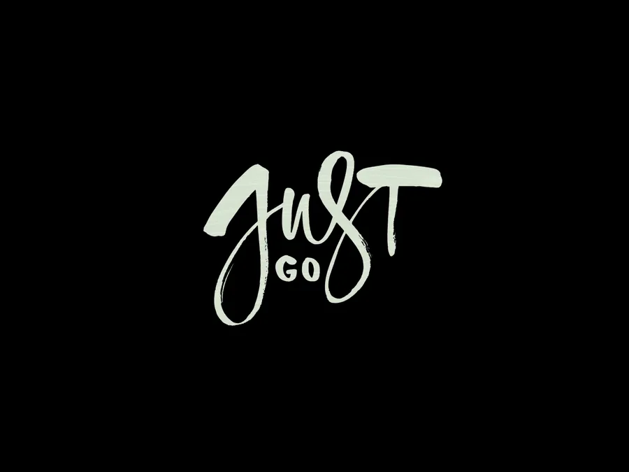 黑色背景上白色刷字體書寫的勵志短語just go