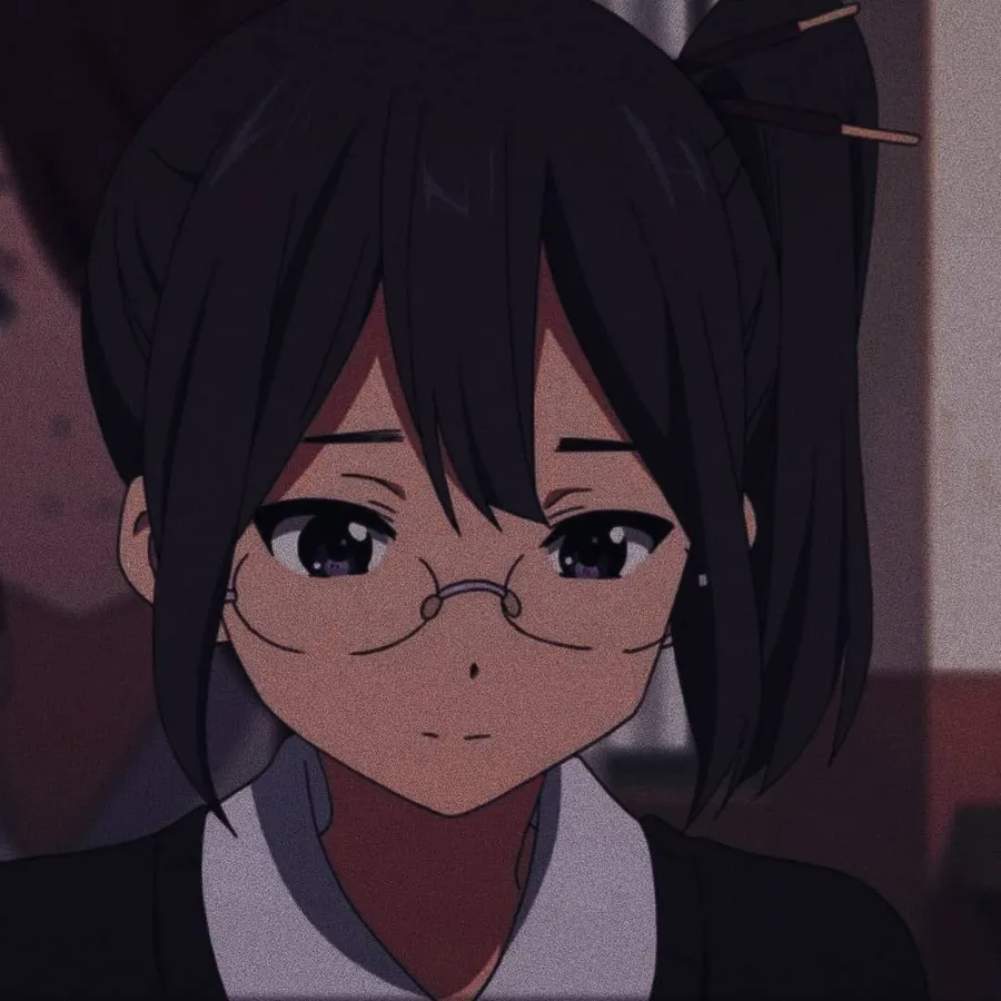 動漫女孩深色頭髮和眼鏡直視觀眾。
