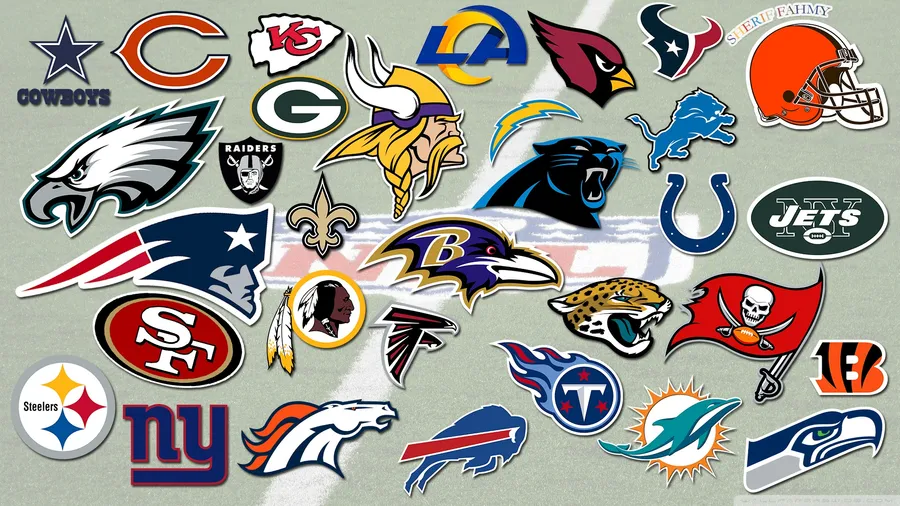在足球場背景上的NFL球隊標誌集合。