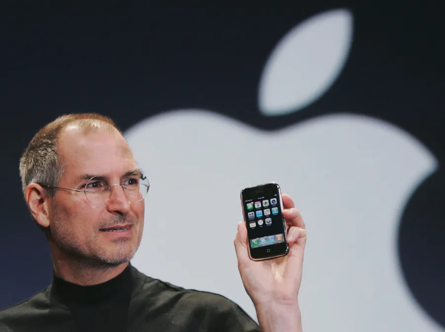 史蒂夫·喬布斯在Apple活動中介紹第一部iPhone。