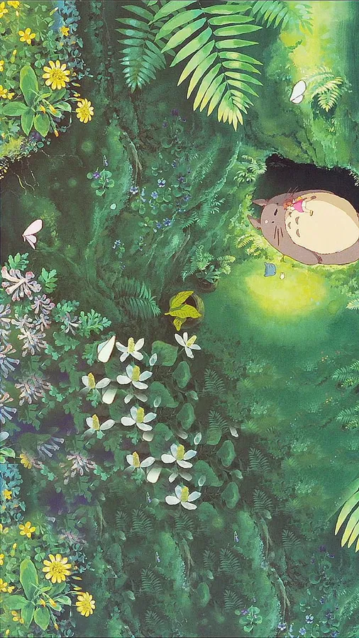 龍貓在充滿活力的綠色樹葉和盛開的花朵中,於樹洞中平靜地休息。