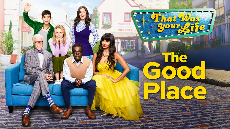電視節目《The Good Place》的演員在色彩繽紛的城鎮場景中,坐在藍色沙發上擺姿勢。