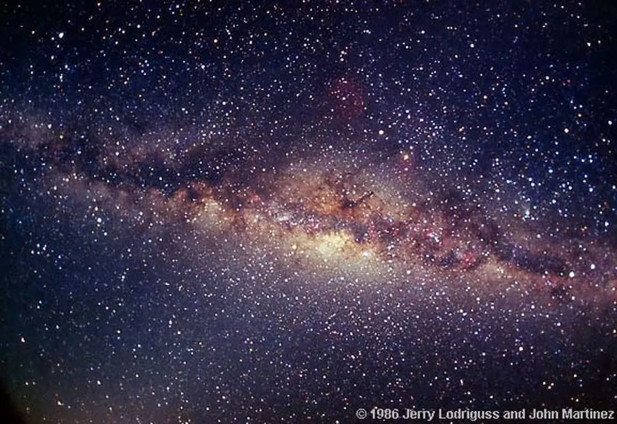 黑暗夜空中帶有密集星團和宇宙塵埃的銀河系。