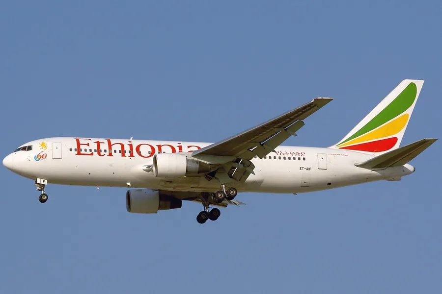 埃塞俄比亞航空飛機在藍天下降落,帶有彩色尾翼