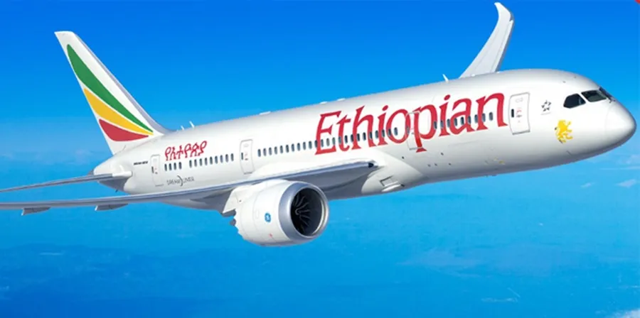 埃塞俄比亞航空噴射機在海洋上空的清澈藍天中高飛