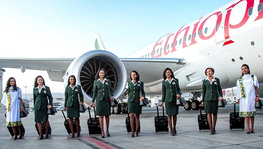 埃塞俄比亞航空空服員喺停機坪上喺飛機旁邊拎住行李擺甫士。