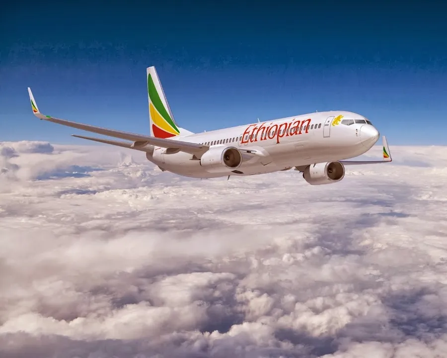 埃塞俄比亞航空飛機在藍天白雲上飛行