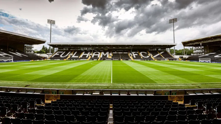 Craven Cottage 足球場,在陰天天空下,綠色草坪和空蕩蕩的看台。