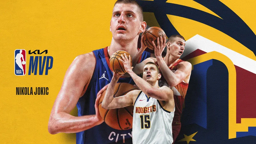 尼古拉·約基奇在NBA MVP宣傳籃球圖像中,穿著球隊球衣並擺出動感姿勢。